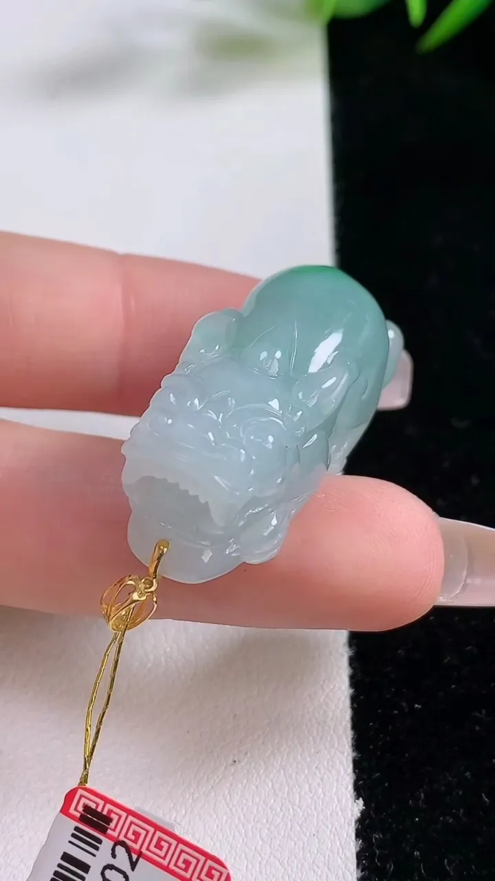 天然A货翡翠貔貅吊坠，尺寸32.7-13.6-14.5，重量:14.97g
12月24日