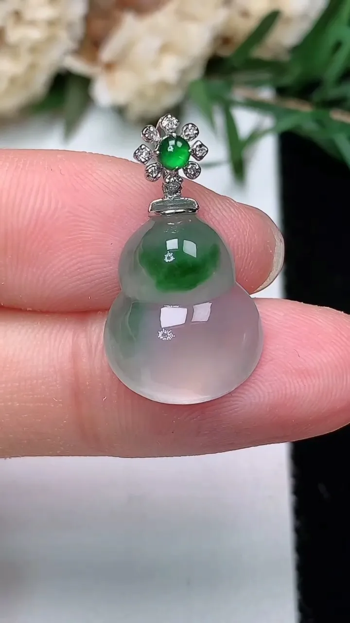 天然A货翡翠葫芦吊坠，尺寸15.9-12.8-4.8，重量:2.00g
12月24日