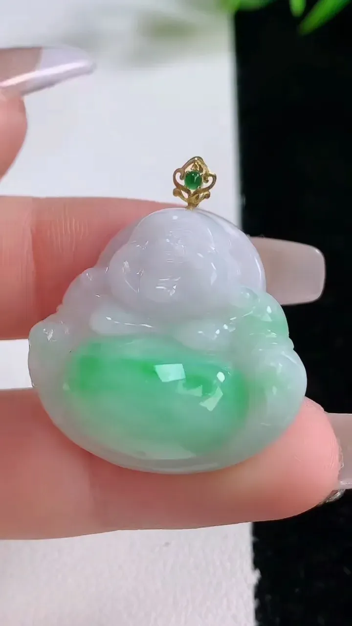 天然A货翡翠佛公吊坠，尺寸26.7-28.6-8.2，重量:8.84g
12月24日