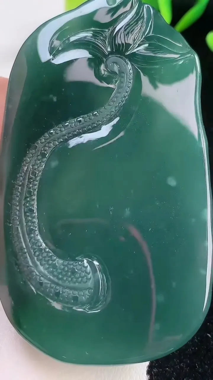 天然A货翡翠蓝水祥龙观音菩萨吊坠，尺寸72-41-10，重:58.02g
12月24日