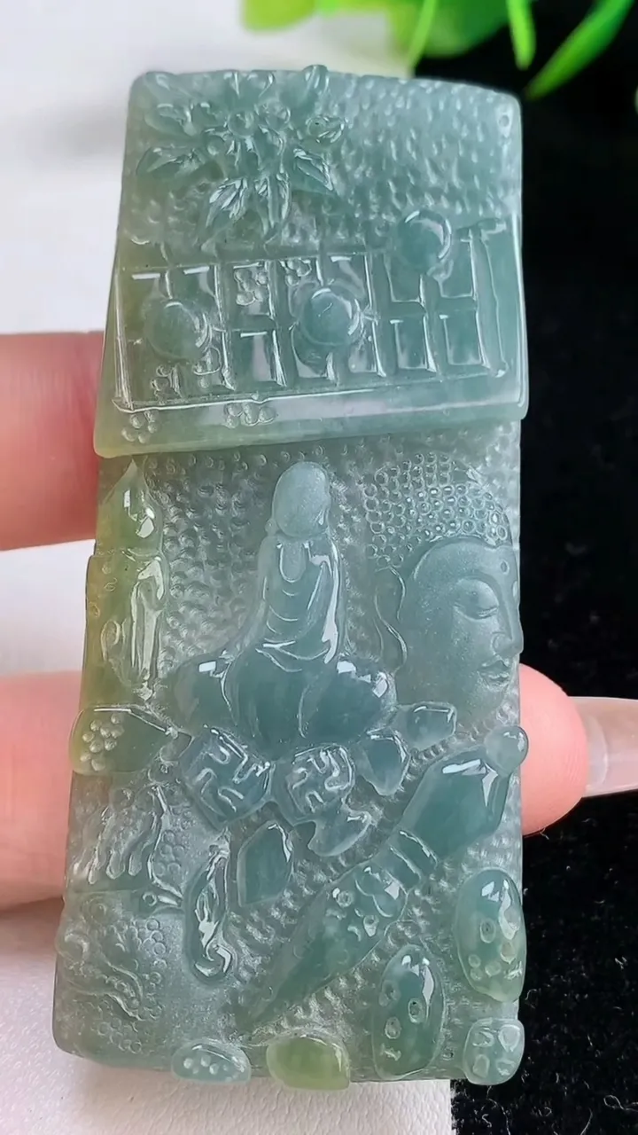 天然A货翡翠蓝水双彩一念之间吊坠，尺寸70.3-31-6.4，重量:33.82g
12月24日