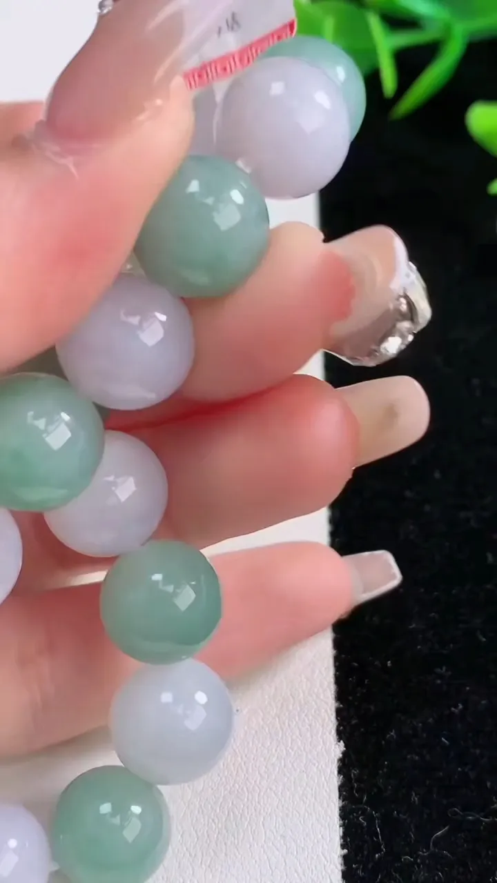 天然A货翡翠圆珠手串，尺寸11.8-17颗，重量:50.84g12月24日
工厂直销收藏佳品,种好水足，色泽均匀，有种有色，上手高大气！