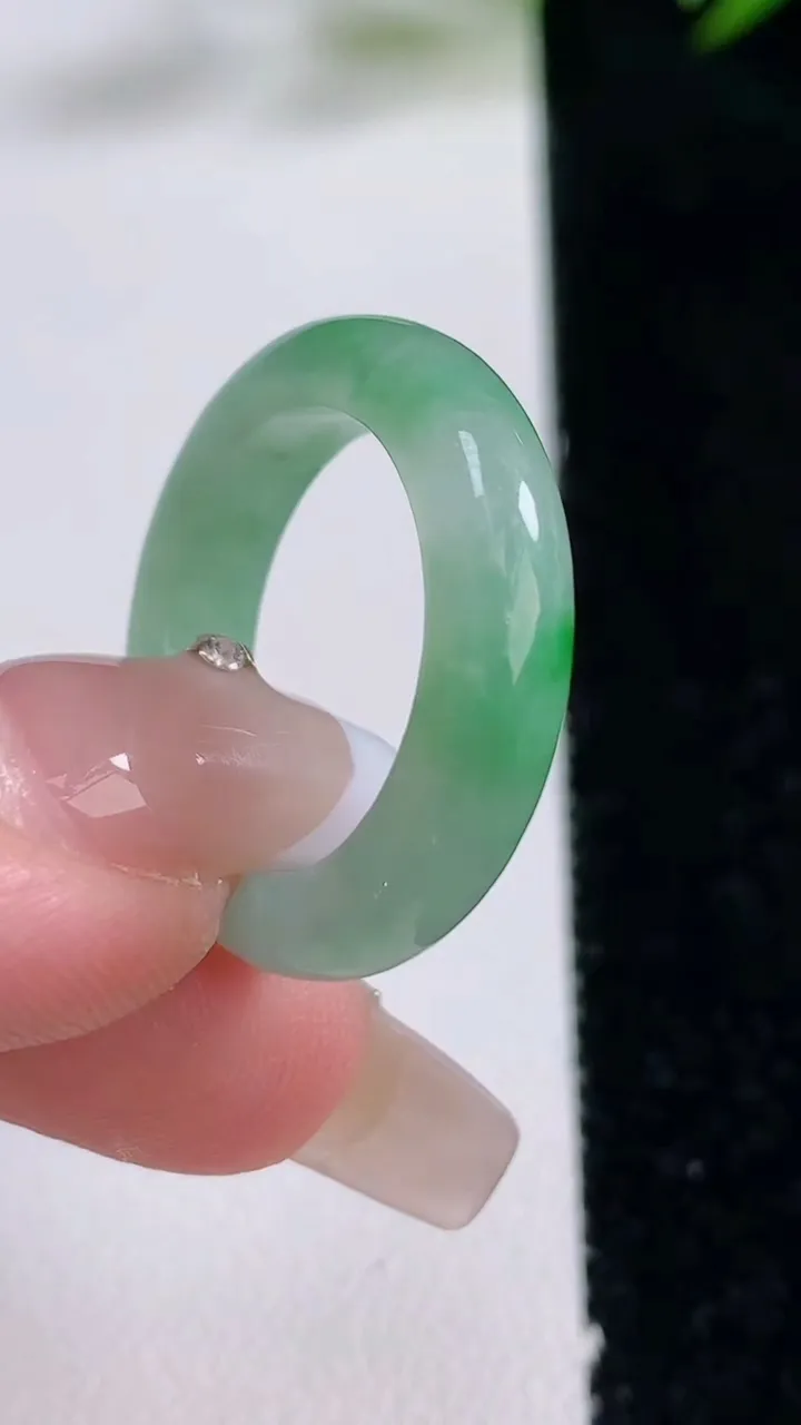 天然A货翡翠指环戒指，尺寸18.2-4.8-3.6，重量:4.36g2025年12月24日
工厂直销收藏佳品,种好水足，色泽均匀，有种有色，上手高大气！