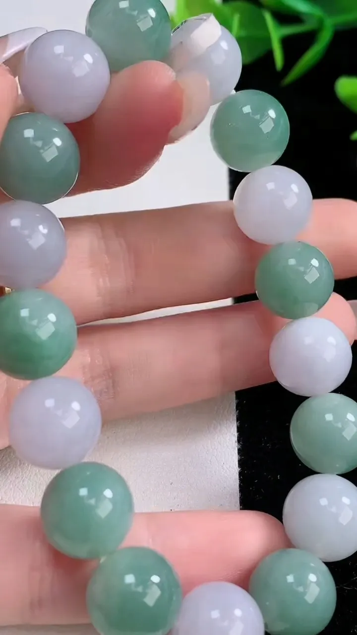 天然A货翡翠圆珠手串，尺寸11.8-17颗，重量:50.84g12月24日
工厂直销收藏佳品,种好水