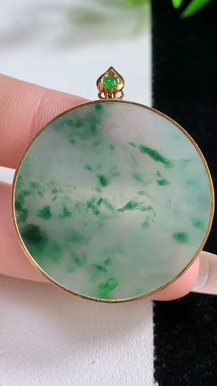 天然A货翡翠种飘花无事牌吊坠，尺寸34-2.7，重:8.84g
12月24日