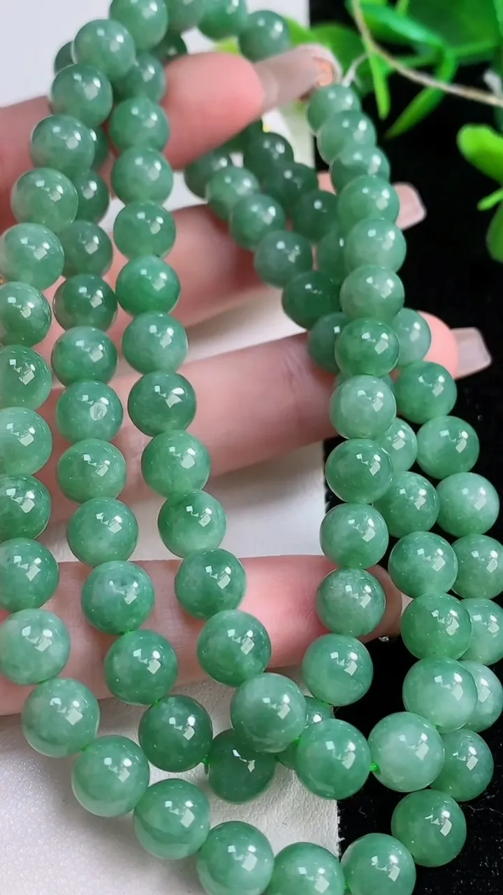 天然A货翡翠圆珠项链，尺寸7.7-95颗，重量:77.80g
12月24日