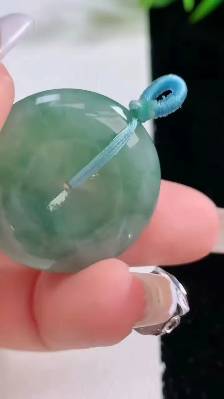 天然A货翡翠飘花平安扣吊坠，尺寸28.5-5.6，重量:10.06g
12月24日