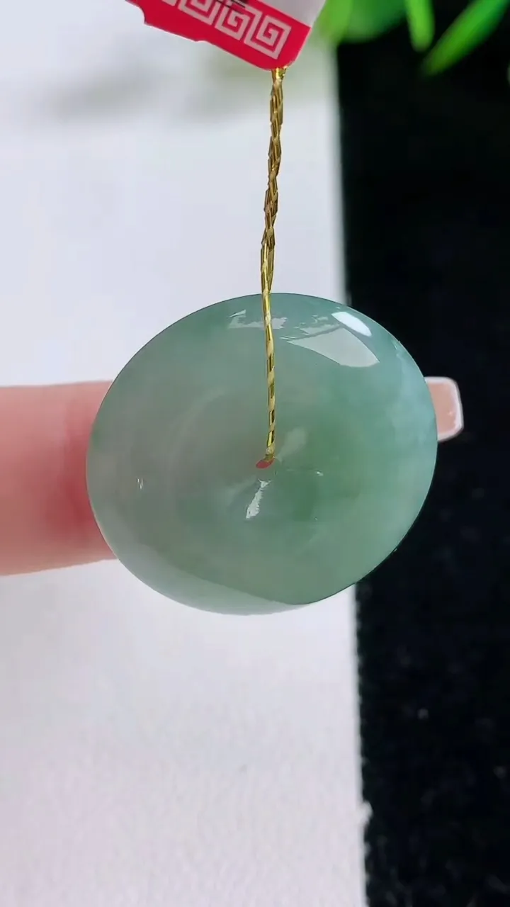 天然A货翡翠平安扣吊坠，尺寸24-6，重量:6.76g
12月24日