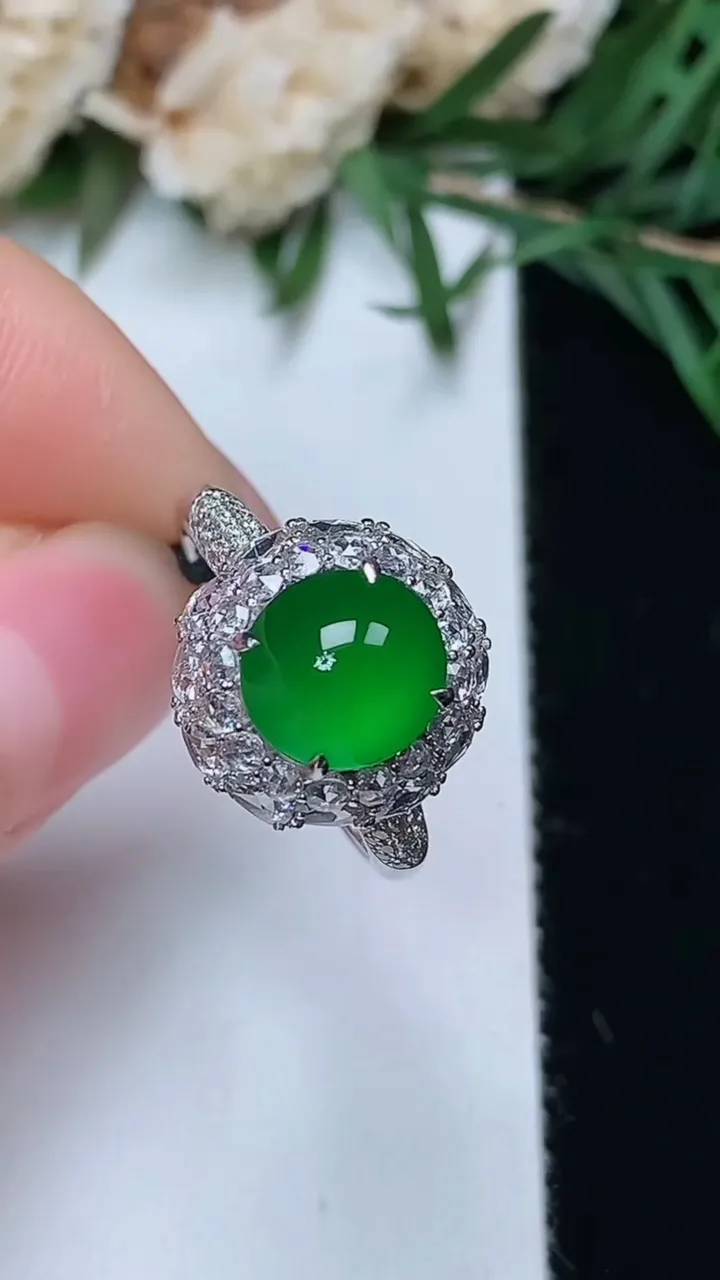 天然A货翡翠蛋面戒指，尺寸17.2-8.2-7.7，重量:3.90g2025年12月24日
工厂直销