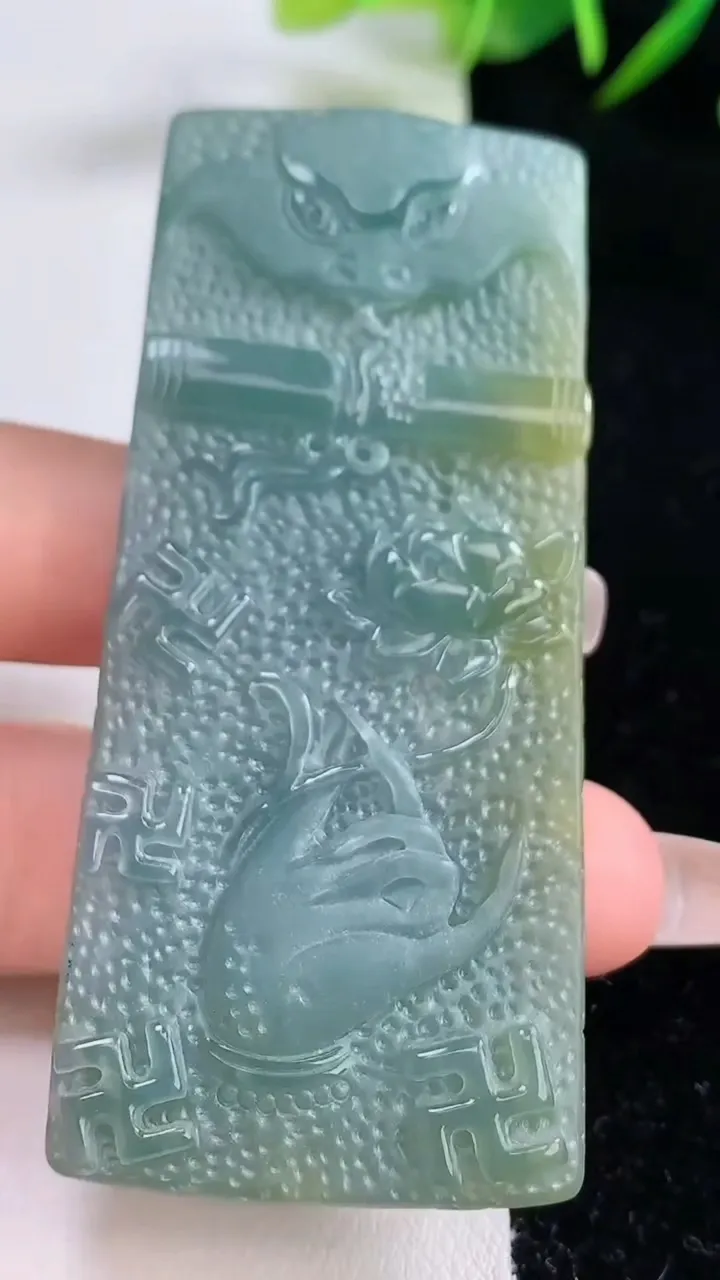 天然A货翡翠蓝水双彩一念之间吊坠，尺寸70.3-31-6.4，重量:33.82g
12月24日