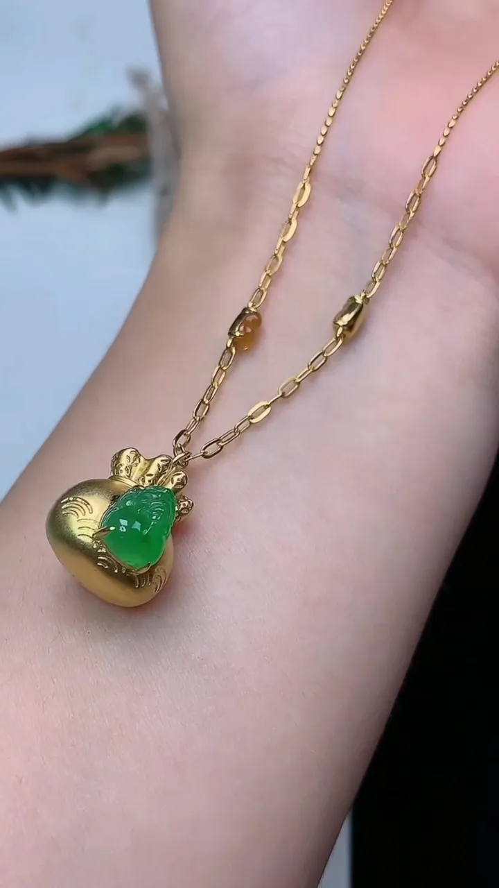 天然A货翡翠貔貅项链，尺寸7.7-6.3，重量:4.29g
12月24日