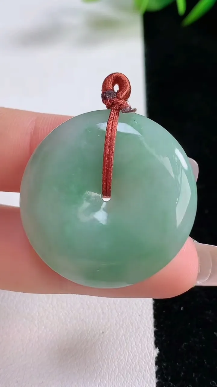 天然A货翡翠平安扣吊坠，尺寸31-6.2，重量:12.75g
12月24日