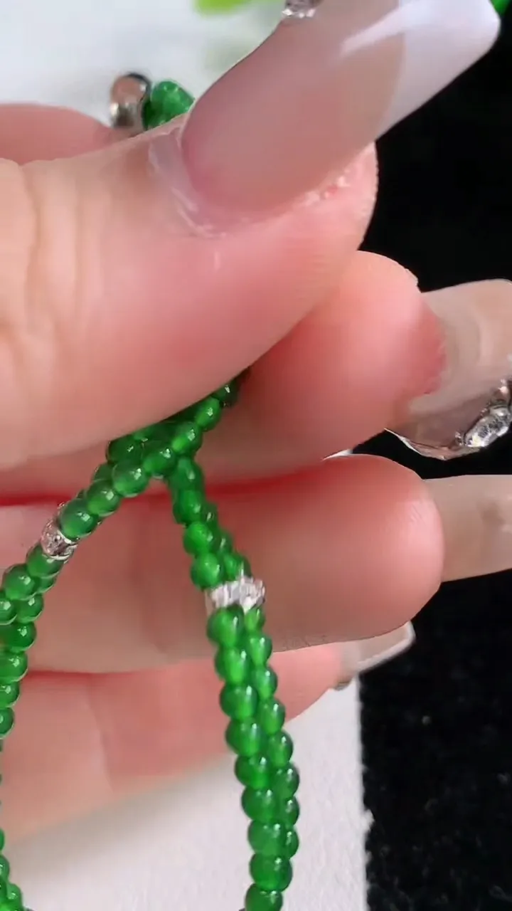 天然A货翡翠小米珠手串，尺寸2.3，重量:5.31g12月24日
工厂直销收藏佳品,种好水足，色泽均匀，有种有色，上手高大气！