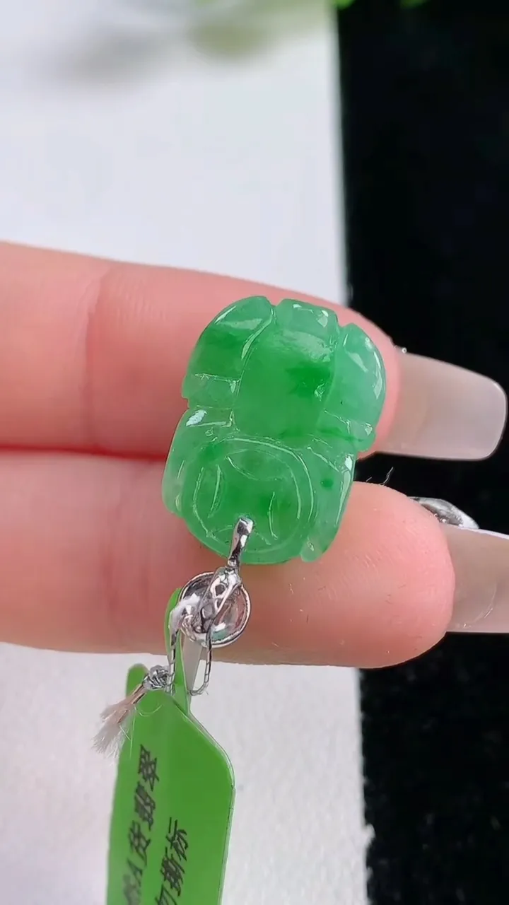 天然A货翡翠貔貅吊坠，尺寸18.6-13-7.4，重量:4.13g
12月24日