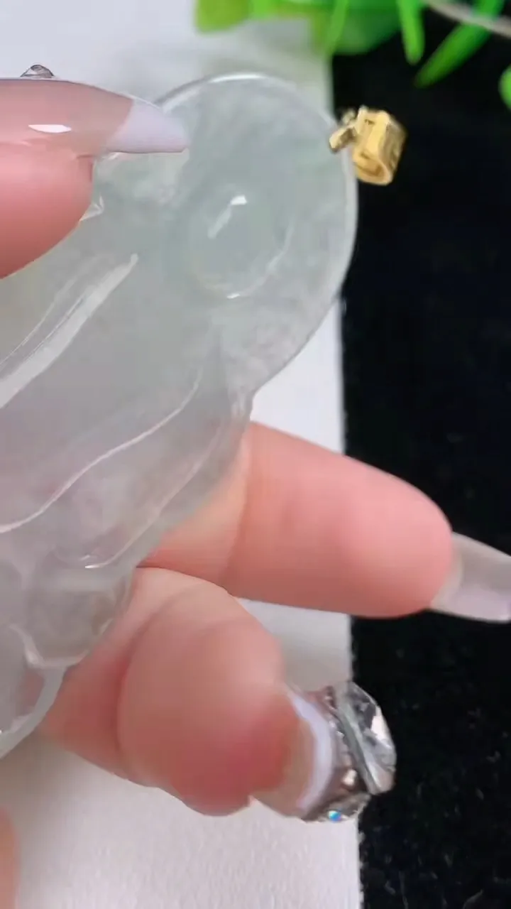 天然A货翡翠度母观音吊坠，尺寸66.3-40-5.，重量:24.60g
12月24日