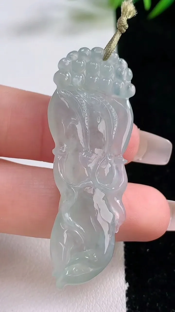 天然A货翡翠人参如意吊坠，尺寸50.8-19-4.2，重量:8.67g
12月24日