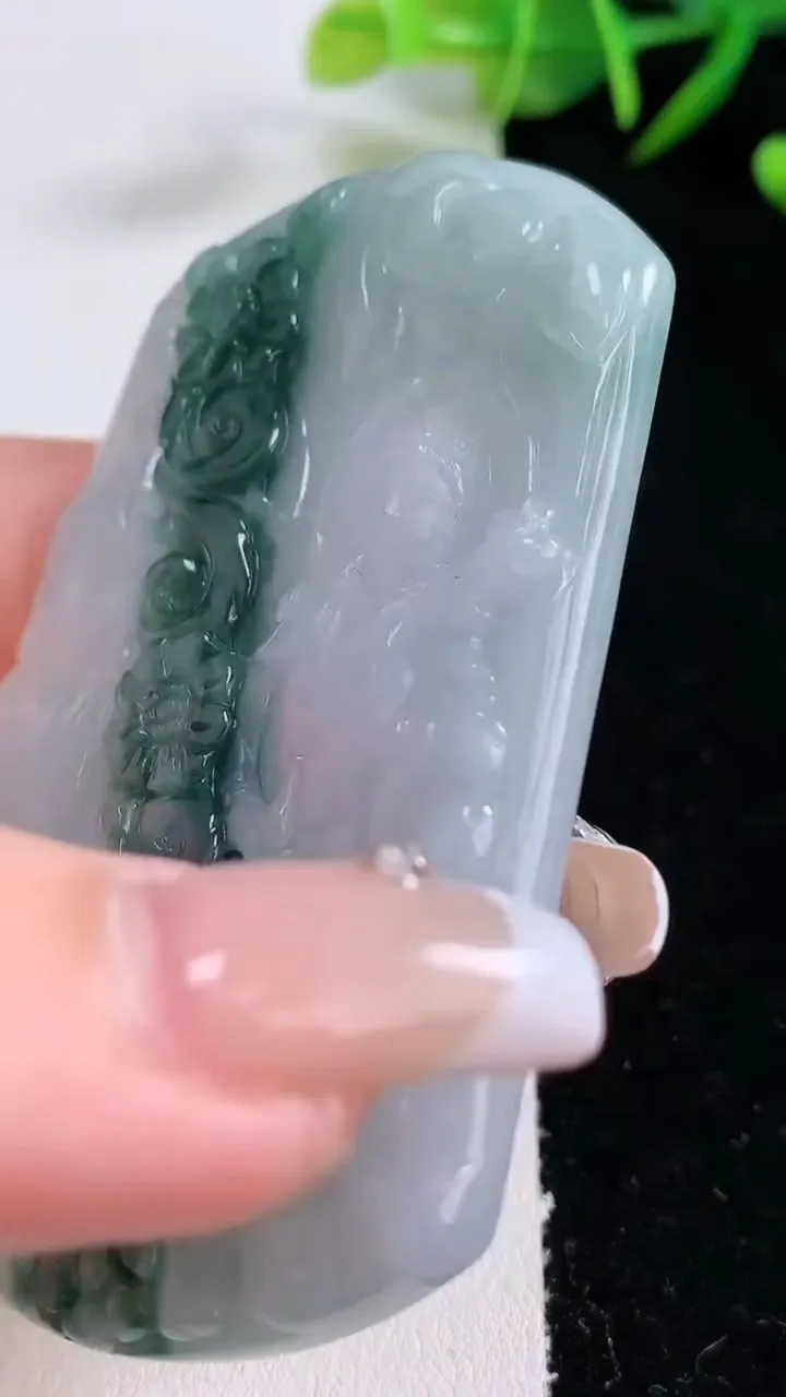 天然A货翡翠飘花大势至菩萨吊坠，尺寸68.6-44.7-6，重量:42.85g
12月24日