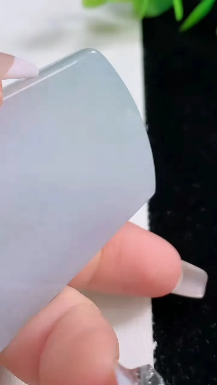 天然A货翡翠无事牌镶嵌件，尺寸60.8-40-5.5，重量:39.21g
12月24日