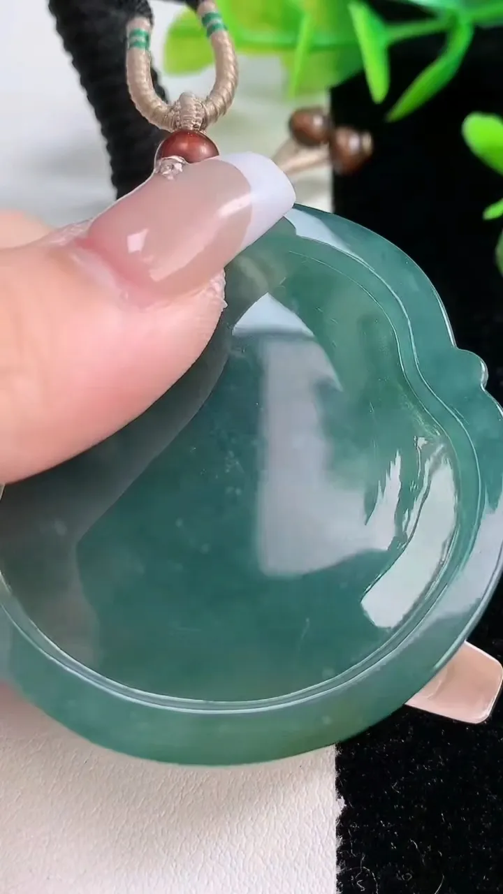 天然A货翡翠千手观音吊坠，尺寸50.5-6.6，重:33.26g
12月24日