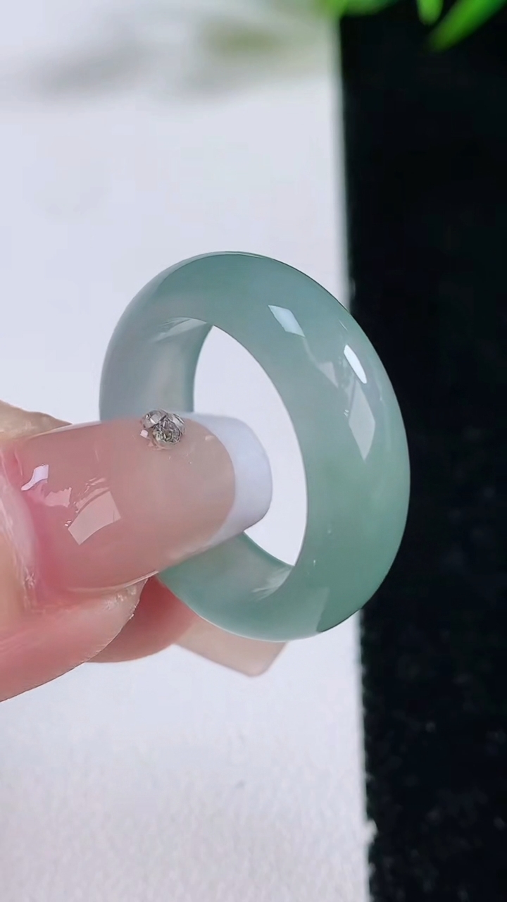 天然A货翡翠冰种飘花指环戒指，尺寸18.2-6.8-3.2，重量:4.81g2025年12月24日
工厂直销收藏佳品,种好水足，色泽均匀，有种有色，上手高大气！