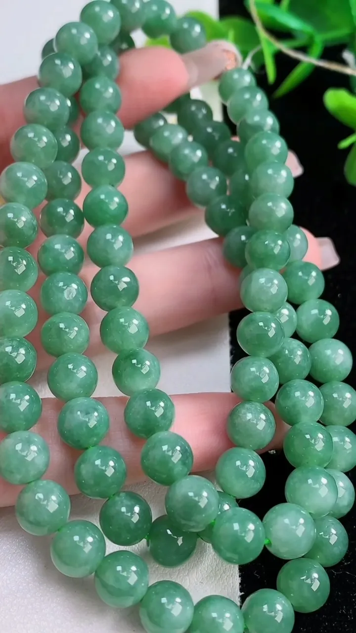 天然A货翡翠圆珠项链，尺寸7.7-95颗，重量:77.80g
12月24日