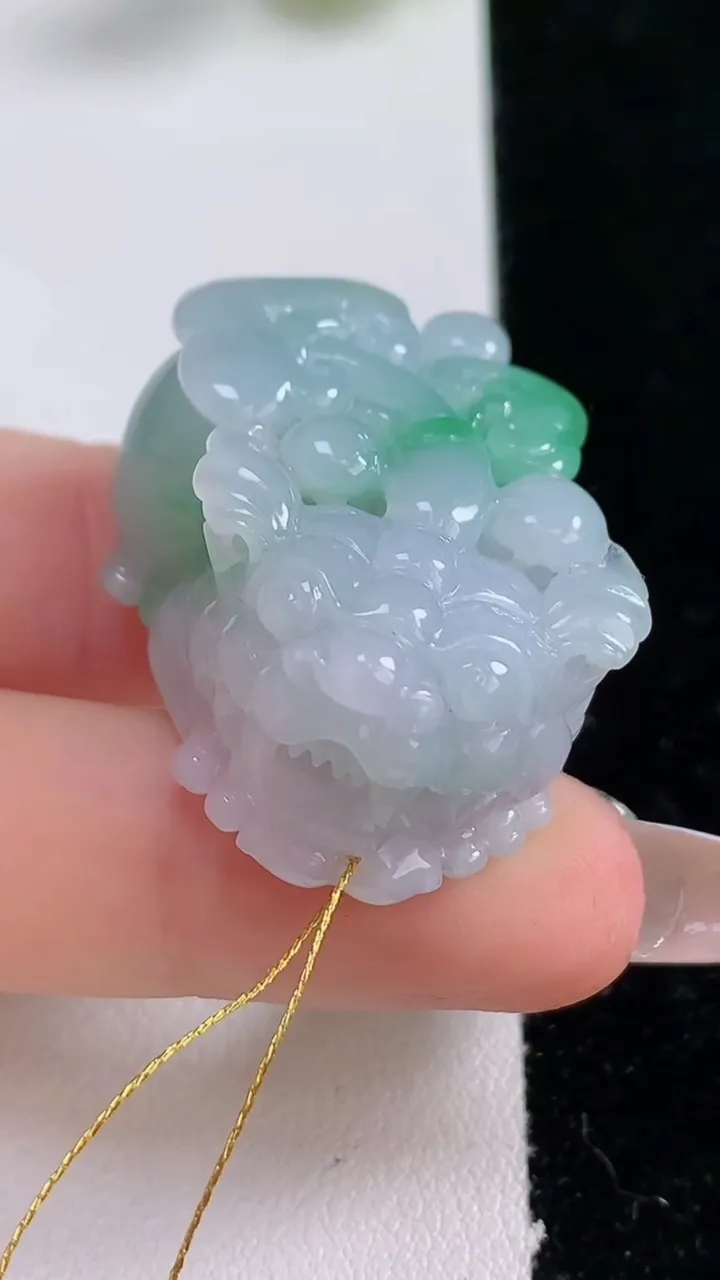 天然A货翡翠貔貅吊坠，尺寸35-24-17，重量:29.38g
12月24日