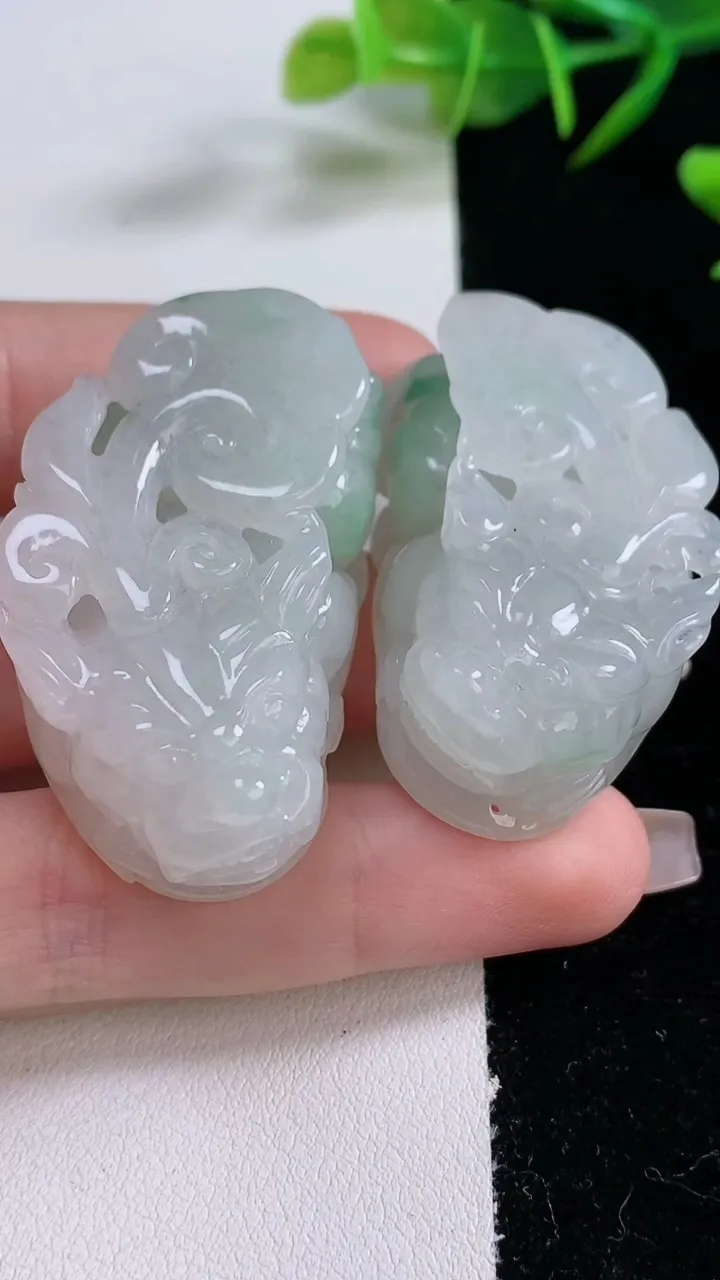 天然A货翡翠貔貅吊坠一对，尺寸40-23.5-17.2，重量:76.42g
12月24日