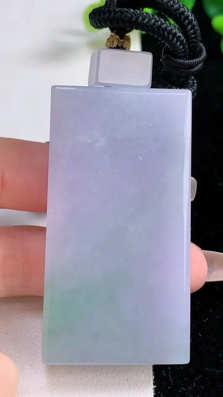 天然A货翡翠春带彩紫罗兰无事牌吊坠，尺寸59-31.2-9.3，重量:62.76g
12月24日