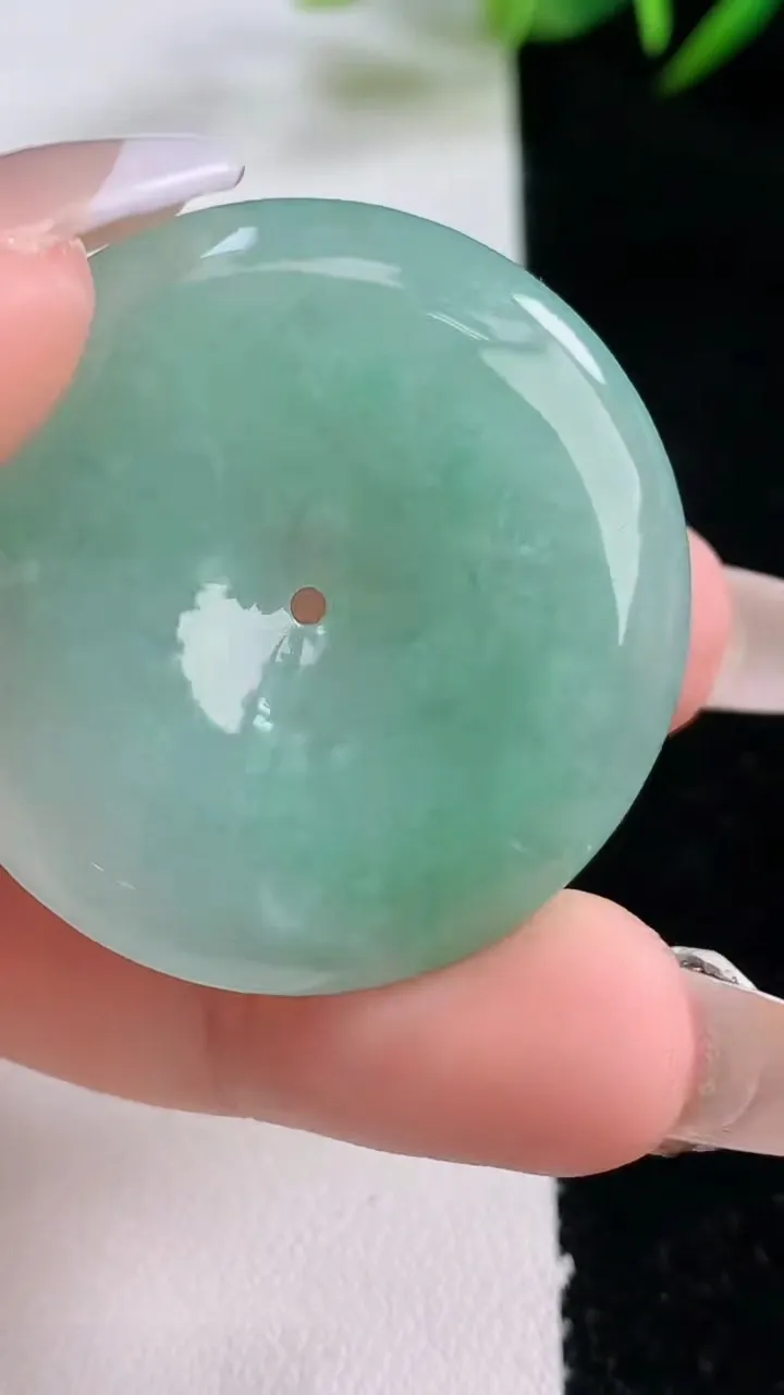 天然A货翡翠平安扣吊坠，尺寸36.7-5.9，重量:17.08g
12月24日