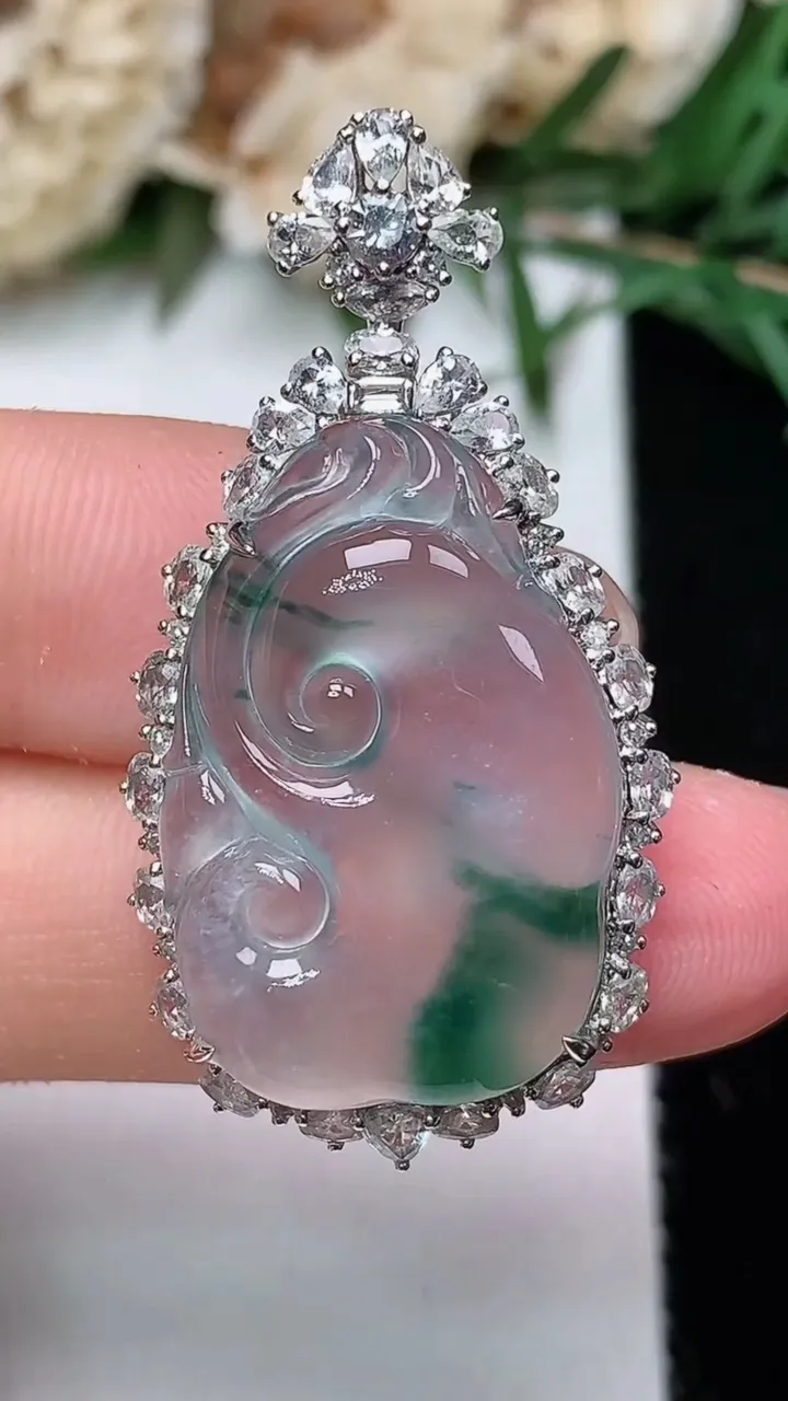 天然A货翡翠飘花如意吊坠，尺寸37.8-20-7.8，裸石24.5-16.3，重量:5.60g
12