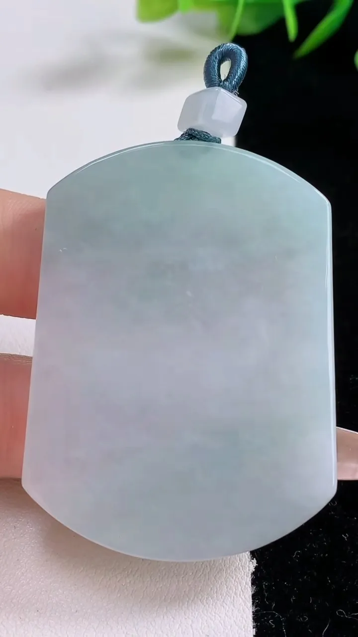 天然A货翡翠无事牌吊坠，尺寸52.8-39.3-4.9，重量:30.73g
12月24日