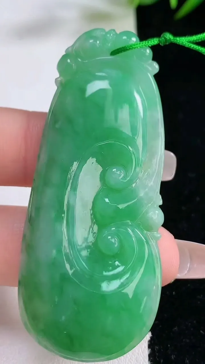 天然A货翡翠如意吊坠，尺寸63-28.3-6.5，重量:19.42g
12月24日