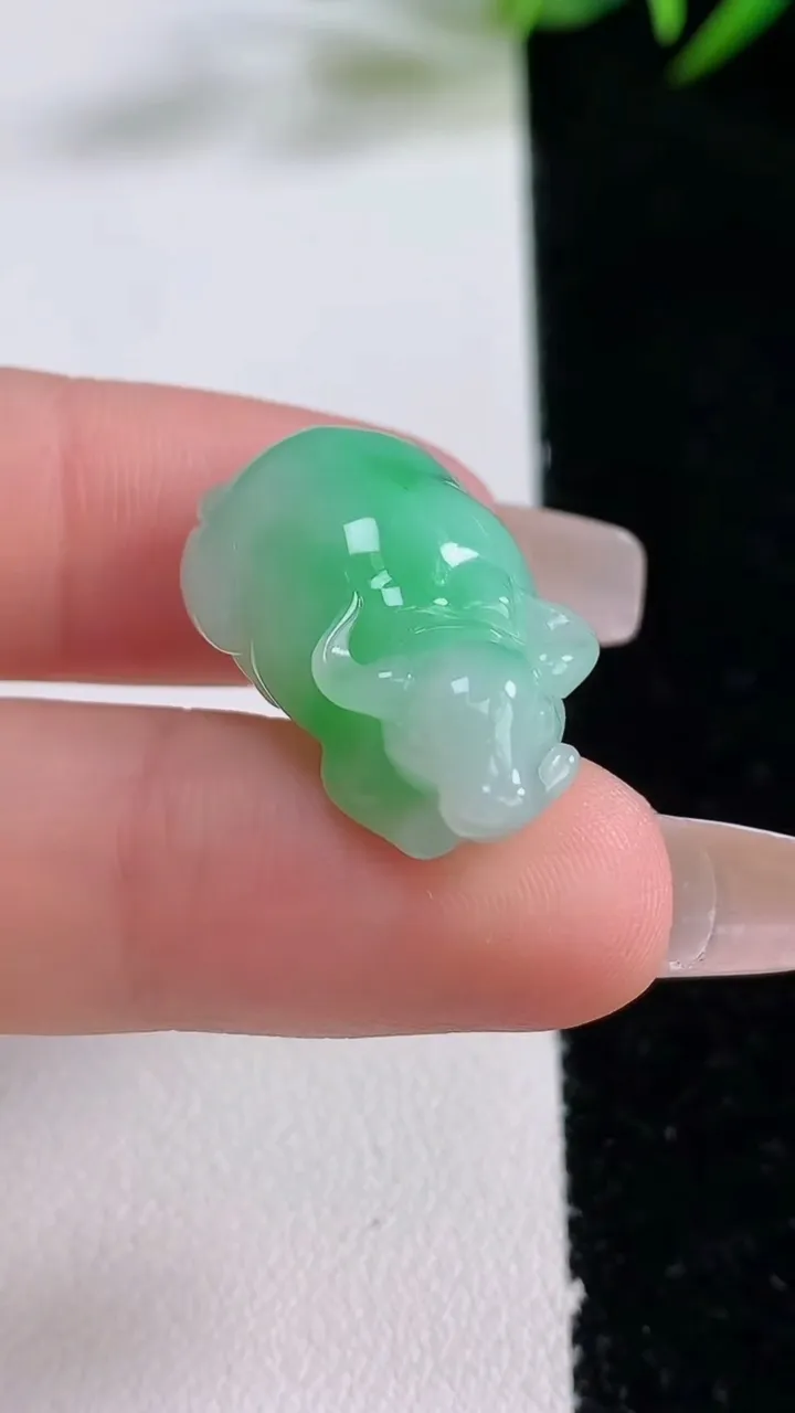 天然A货翡翠生肖牛吊坠，尺寸24-14.7-10.9，重量:6.44g
12月24日