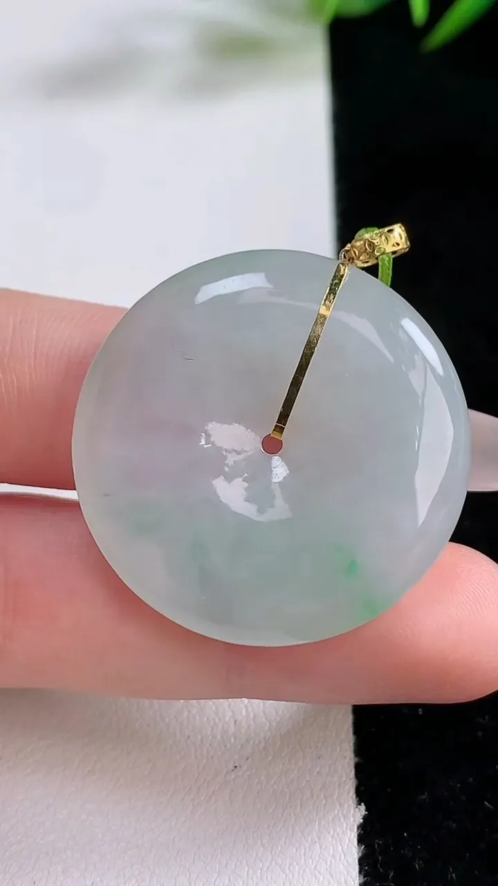 天然A货翡翠平安扣吊坠，尺寸31.5-5.6，重量:11.85g
12月24日