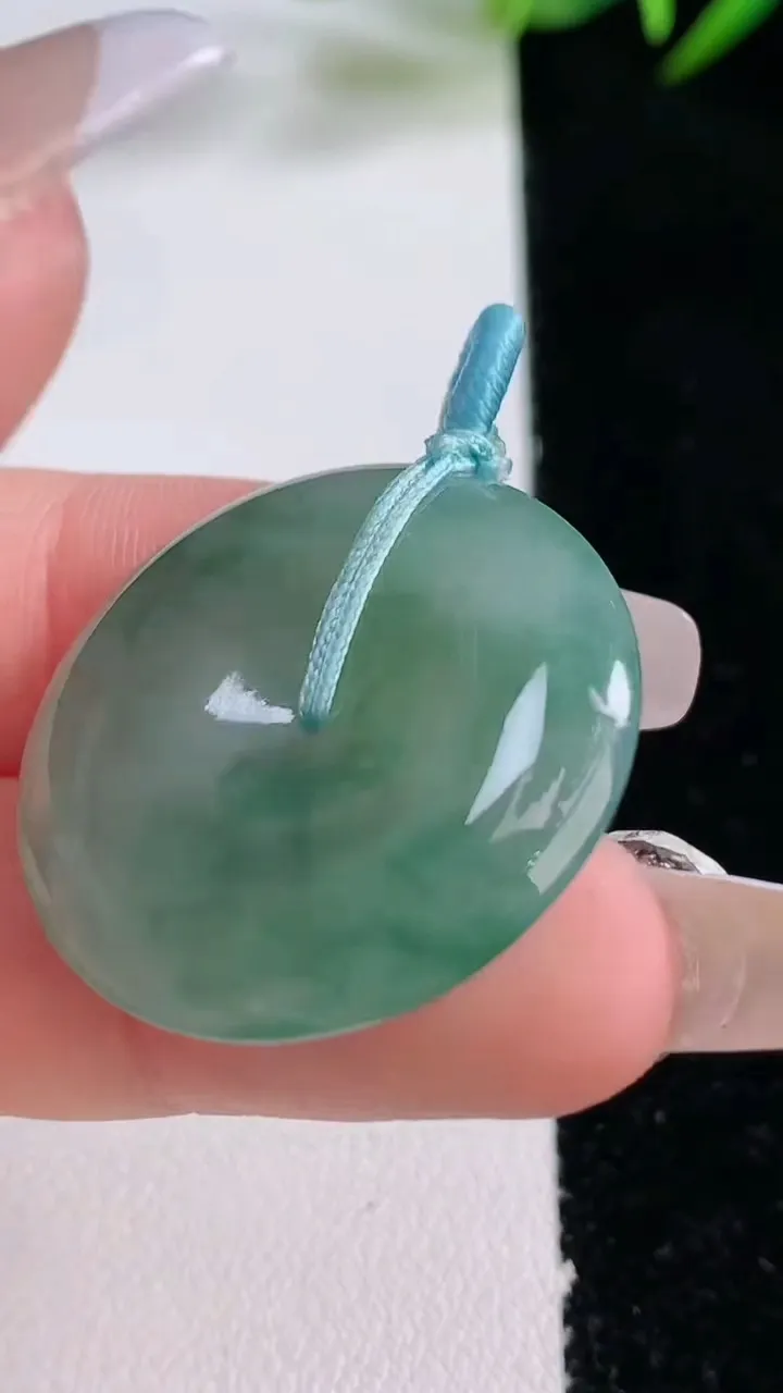 天然A货翡翠飘花平安扣吊坠，尺寸28.5-5.6，重量:10.06g
12月24日