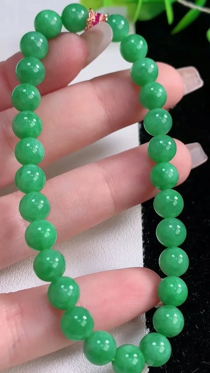 天然A货翡翠圆珠手串，尺寸6.8-28颗，重量:15.94g12月24日
工厂直销收藏佳品,种好水足，色泽均匀，有种有色，上手高大气！