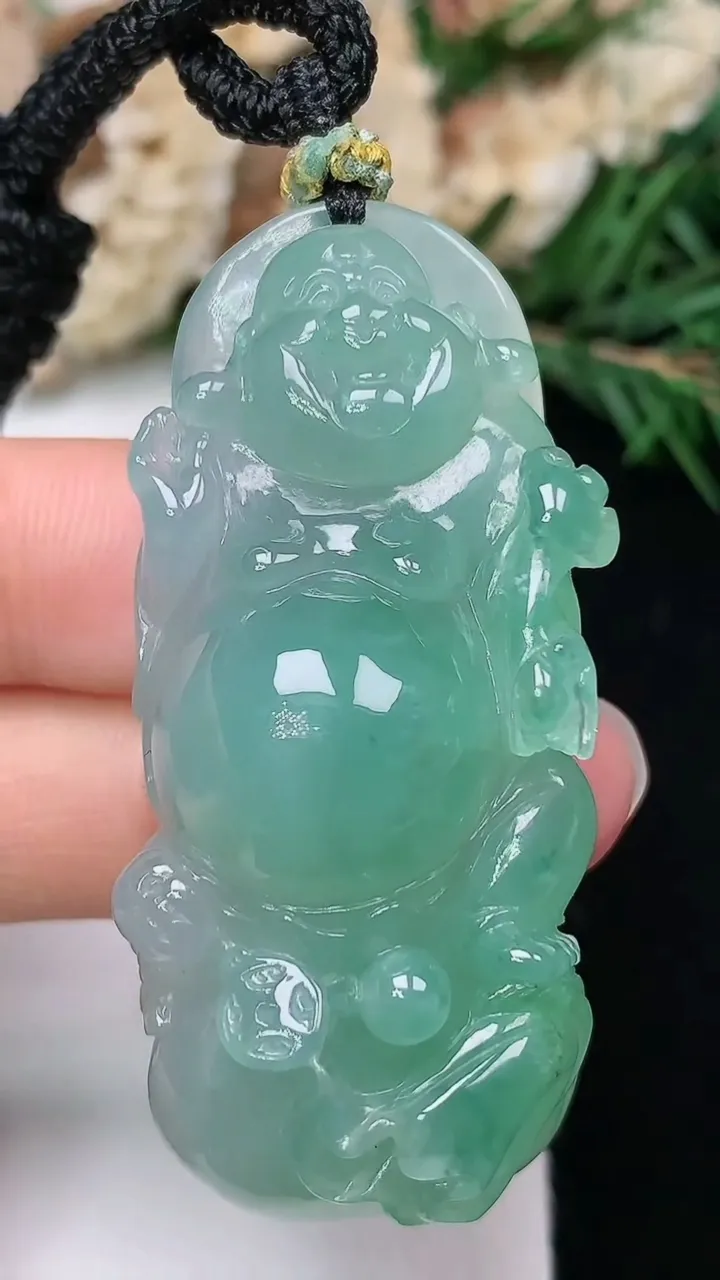 天然A货翡翠逍遥佛吊坠，尺寸49.7-21.5-14.9，重量:31.00g
12月24日