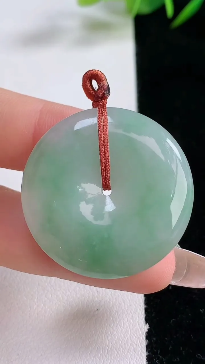 天然A货翡翠平安扣吊坠，尺寸33-5.8，重量:13.71g
12月24日