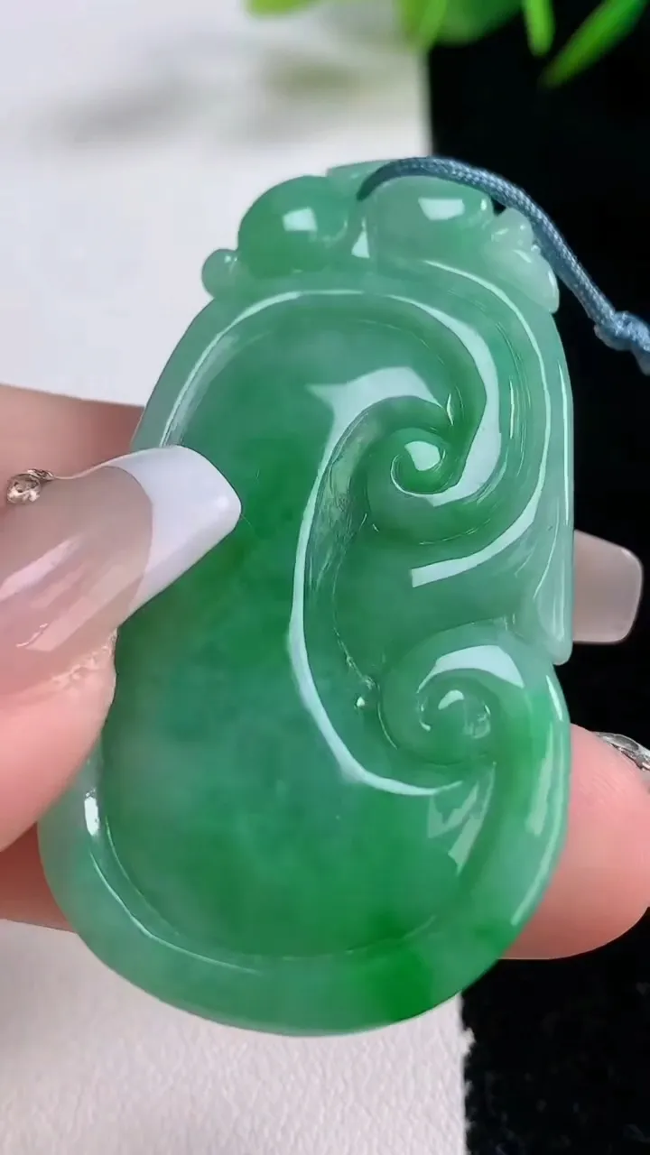 天然A货翡翠如意吊坠，尺寸53-28.7-5，重量:17.48g
12月24日