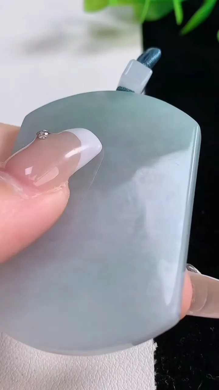 天然A货翡翠无事牌吊坠，尺寸52.8-39.3-4.9，重量:30.73g
12月24日