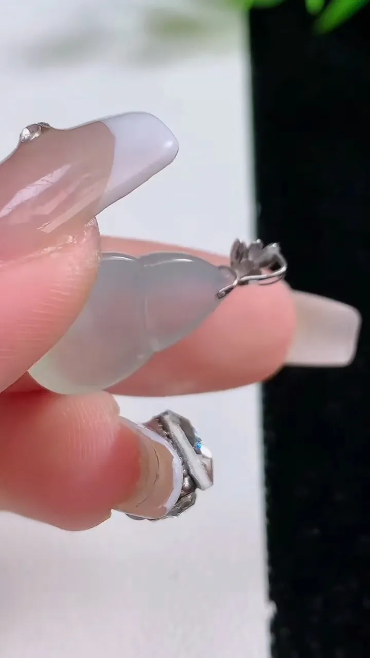 天然A货翡翠种白冰葫芦吊坠，尺寸18.5-15.5-5.7，重量:2.95g
12月24日