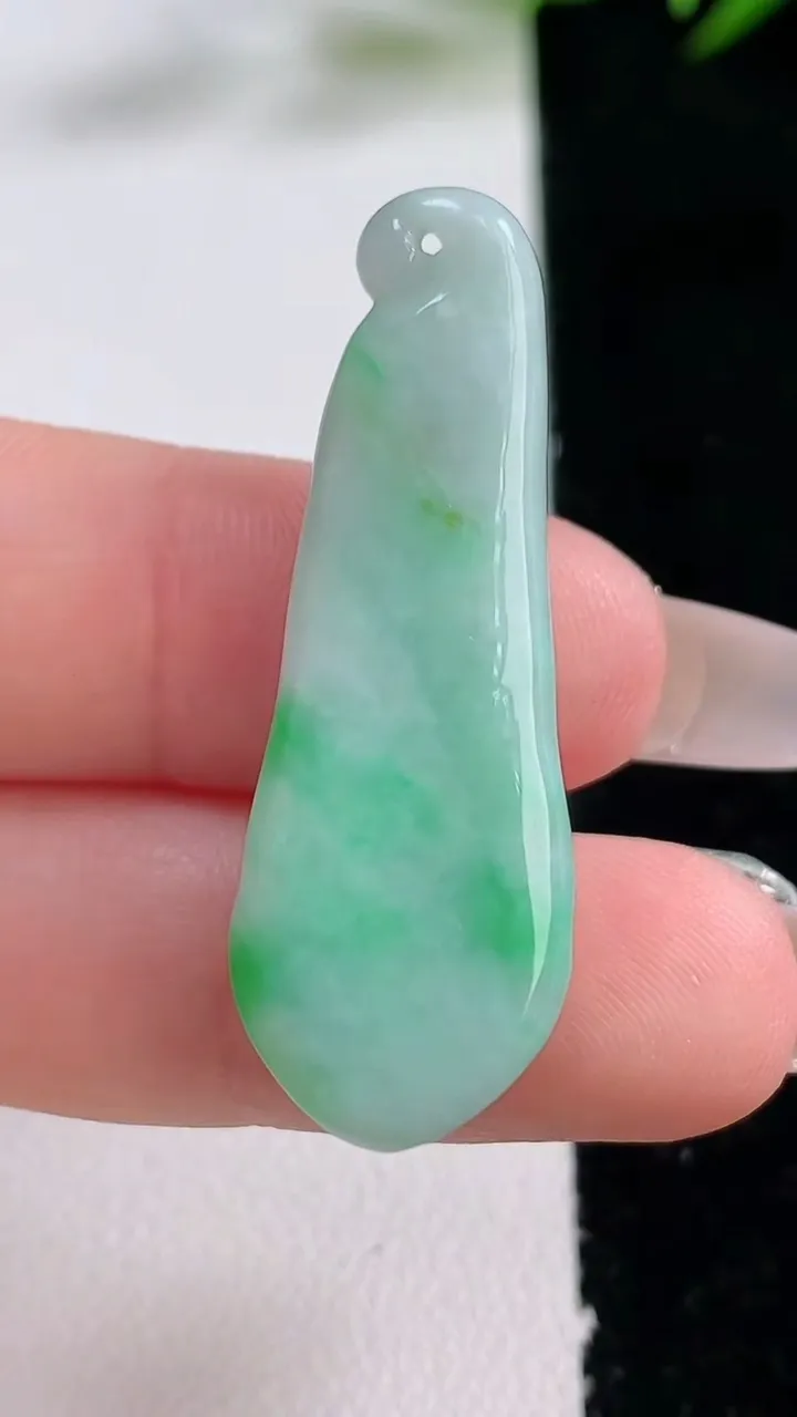 天然A货翡翠玉兰花吊坠，尺寸38.8-13.7-7，重量:6.64g
12月24日