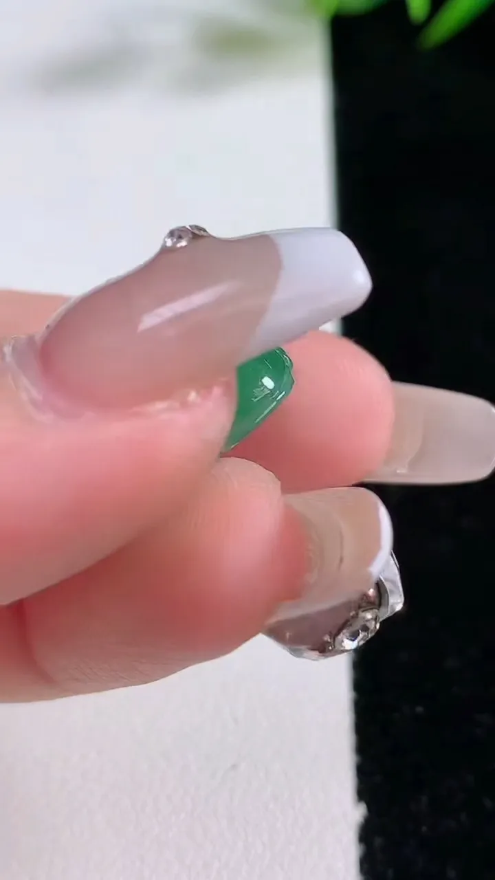 天然A货翡翠貔貅吊坠，尺寸17-16.2-8.6，重量:4.14g
12月24日