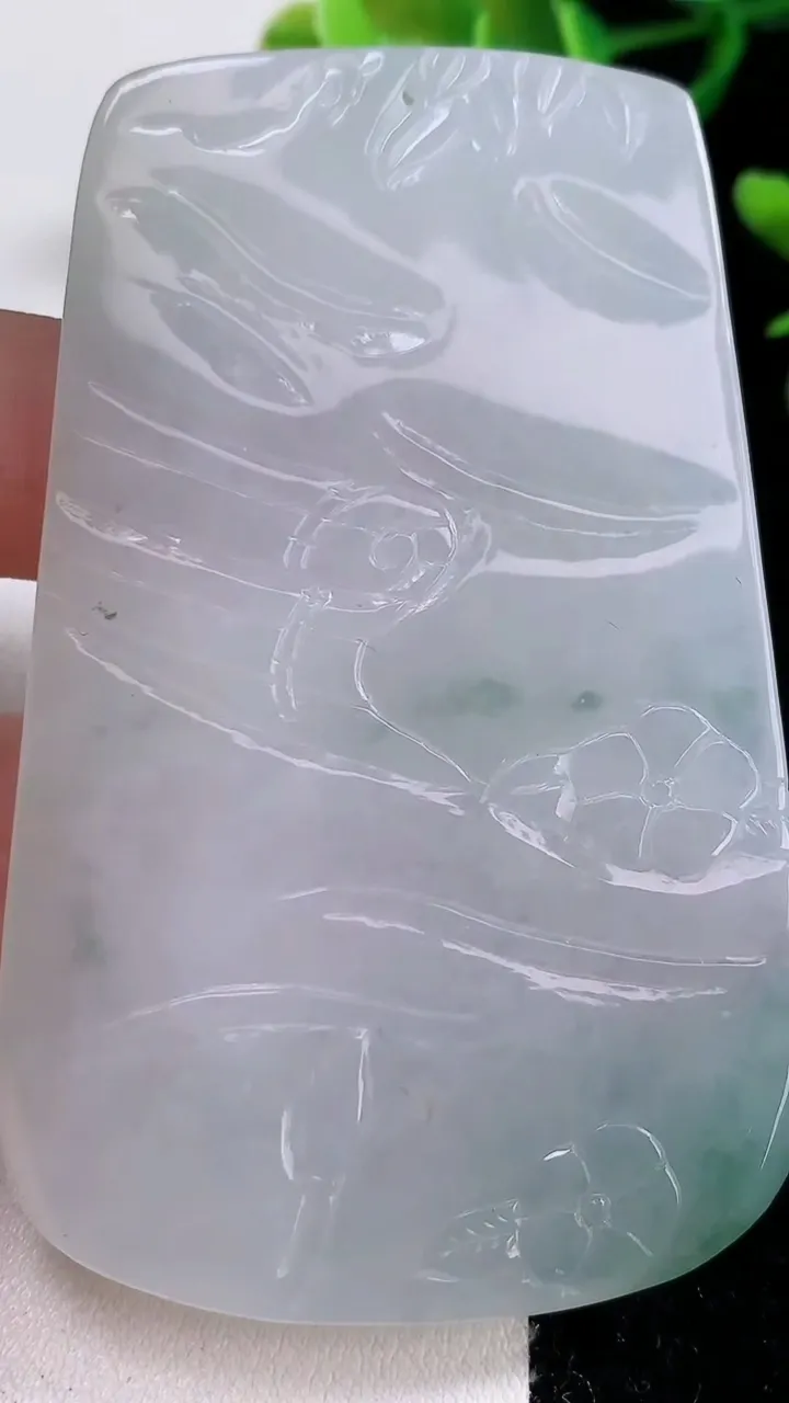 天然A货翡翠飘花文殊菩萨吊坠，尺寸71.6-45.3-6.2，重:49.24g
12月24日