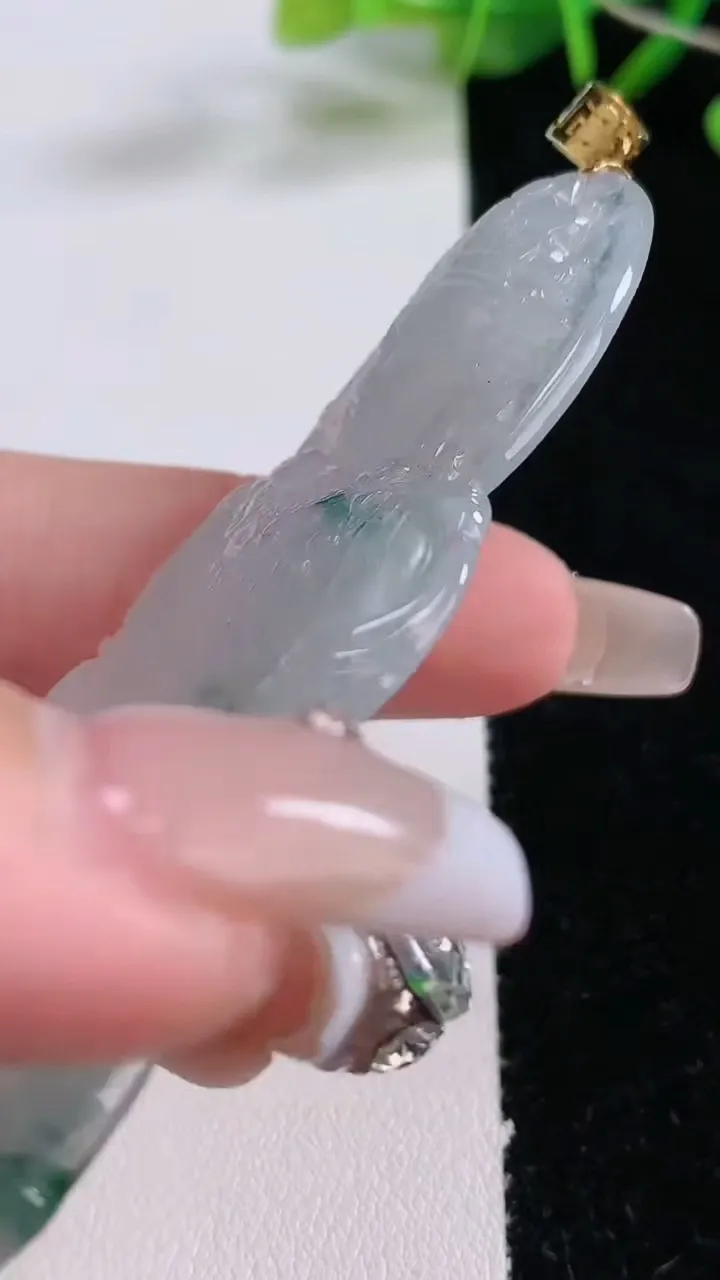 天然A货翡翠种飘花度母观音吊坠，尺寸71.8-38.3-5.4，重量:25.24g
12月24日