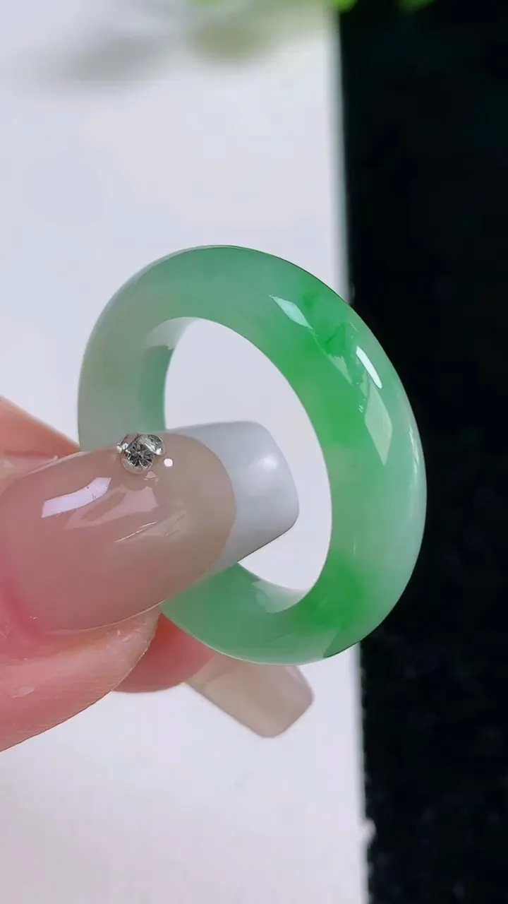 天然A货翡翠指环戒指，尺寸17.7-5.7-3.8，重量:4.99g2025年12月24日
工厂直销