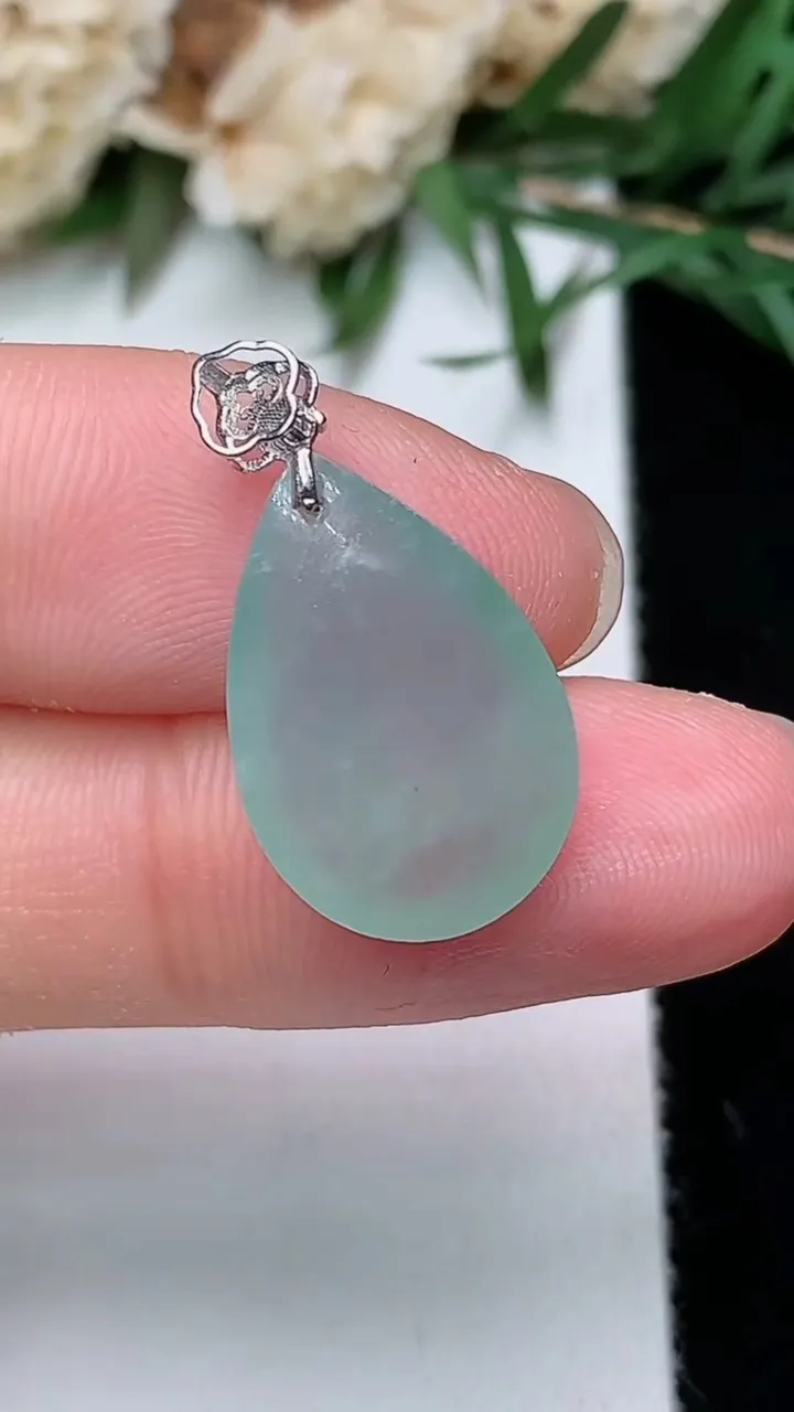 天然A货翡翠白冰水滴吊坠，尺寸17.3-11.9-5，重量:1.90g
12月24日