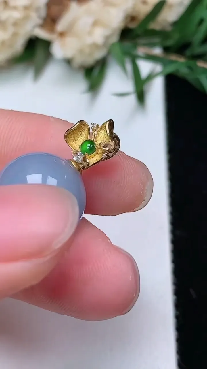 天然A货翡翠k金紫罗兰圆珠吊坠，尺寸12.6，重量:3.98g
12月24日