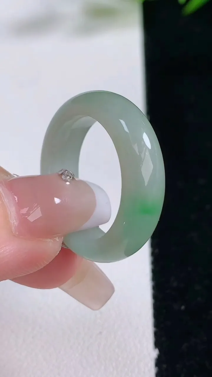 天然A货翡翠指环戒指，尺寸19.4-6.4-3.8，重量:5.65g2025年12月24日
工厂直销收藏佳品,种好水足，色泽均匀，有种有色，上手高大气！