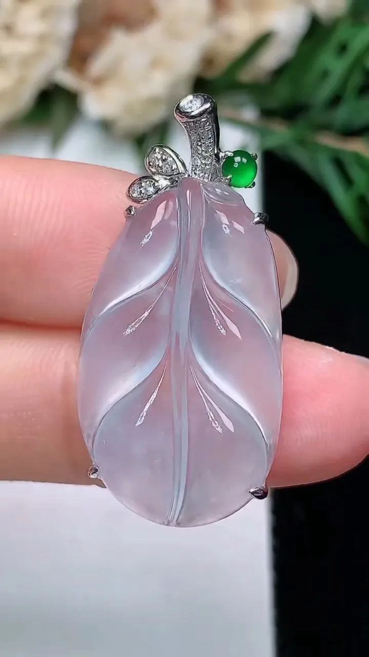 天然A货翡翠白冰金枝玉叶 叶子吊坠，尺寸25.7-15.5-6.6，重量:3.79g
12月24日